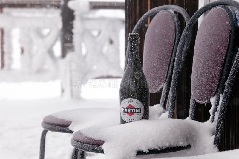 La botella de Martini Asti se coloca en una silla cubierta con escarcha imagenes de archivo La botella de Martini Asti se coloca en una silla cubierta con escarcha imagenes de archivo