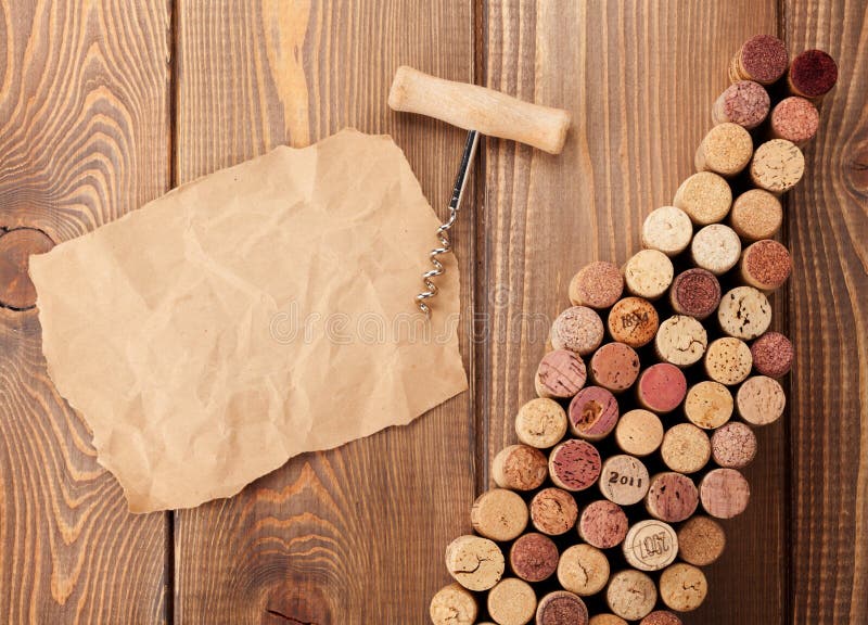 La botella de vino formó corchos, el sacacorchos y el trozo de papel foto de archivo libre de regalías La botella de vino formó corchos, el sacacorchos y el trozo de papel foto de archivo libre de regalías