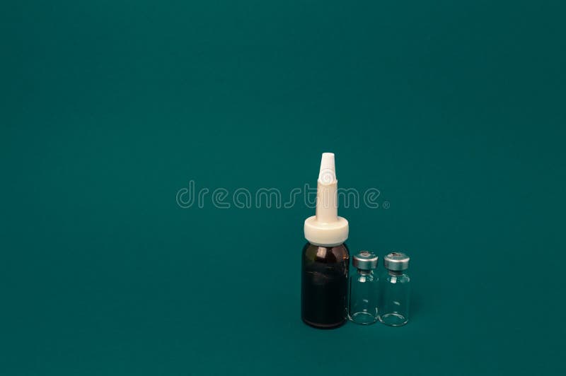 La botella médica con el dropper y dos tarros de cristal se cierran para arriba fotos de archivo libres de regalías La botella médica con el dropper y dos tarros de cristal se cierran para arriba fotos de archivo libres de regalías