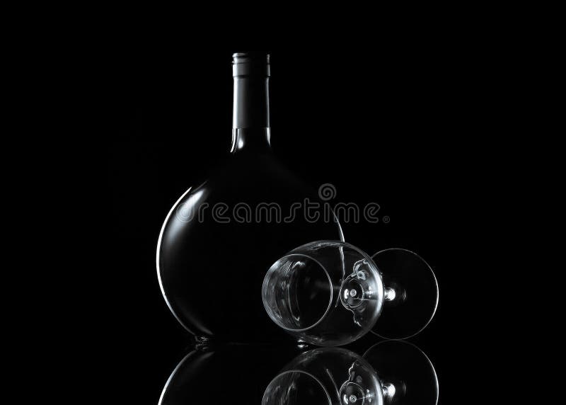 La botella y el vidrio de vino en fuego flamean imágenes de archivo libres de regalías La botella y el vidrio de vino en fuego flamean imágenes de archivo libres de regalías