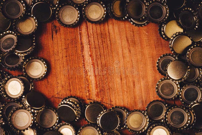 La bottiglia di birra ricopre la struttura sopra fondo di legno immagini stock La bottiglia di birra ricopre la struttura sopra fondo di legno immagini stock