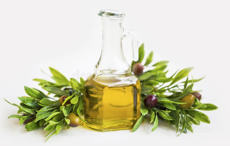 La bottiglia di olio d'oliva organica con il ramo di olive ha isolato, ingrediente mediterraneo sano fresco fotografie stock libere da diritti La bottiglia di olio d'oliva organica con il ramo di olive ha isolato, ingrediente mediterraneo sano fresco fotografie stock libere da diritti