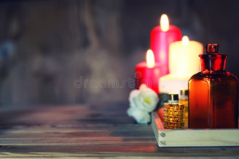 La bougie de station thermale essuie des bouteilles photographie stock libre de droits La bougie de station thermale essuie des bouteilles photographie stock libre de droits