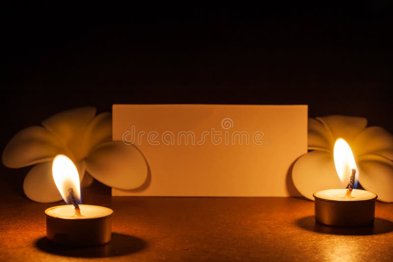 La bougie toujours de la vie avec la fleur et le papier de note, fond abstrait pour prient ou légende de méditation images stock La bougie toujours de la vie avec la fleur et le papier de note, fond abstrait pour prient ou légende de méditation images stock