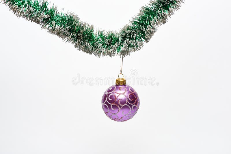 La boule avec des ornements accrochent sur miroiter la tresse verte Décoration pour le coup d'arbre de Noël sur la tresse Décorat photos libres de droits La boule avec des ornements accrochent sur miroiter la tresse verte Décoration pour le coup d'arbre de Noël sur la tresse Décorat photos libres de droits
