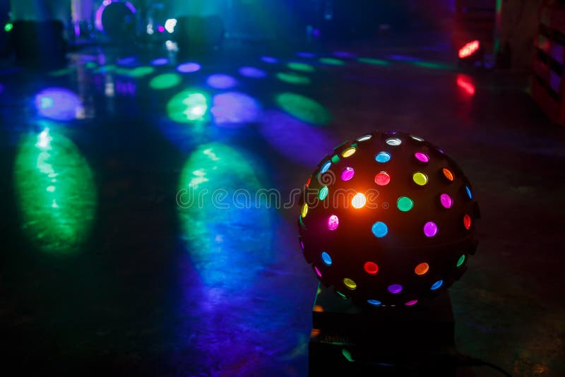 La Boule De Disco Brille Sur La Piste De Danse Rayons Multicolores