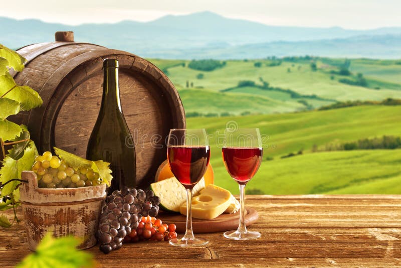 La bouteille de vin rouge et les verres de vin avec wodden le baril image stock La bouteille de vin rouge et les verres de vin avec wodden le baril image stock