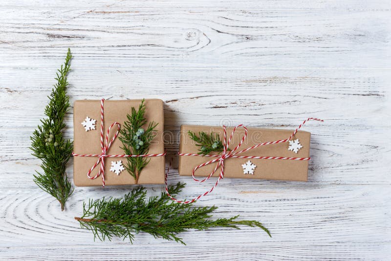 La boîte de cadeaux chique de Noël présente sur le papier brun photo libre de droits La boîte de cadeaux chique de Noël présente sur le papier brun photo libre de droits