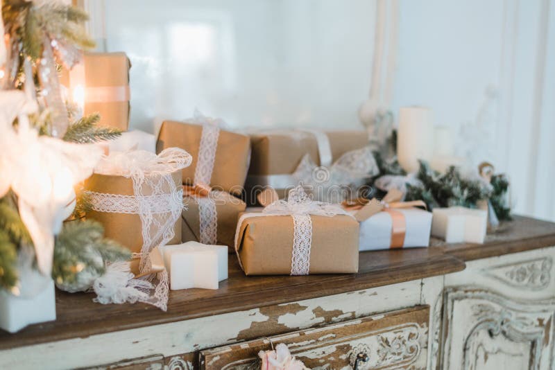 La boîte de cadeaux fabriquée à la main de Noël chic présente avec les arcs bruns Foyer sélectif photo stock La boîte de cadeaux fabriquée à la main de Noël chic présente avec les arcs bruns Foyer sélectif photo stock