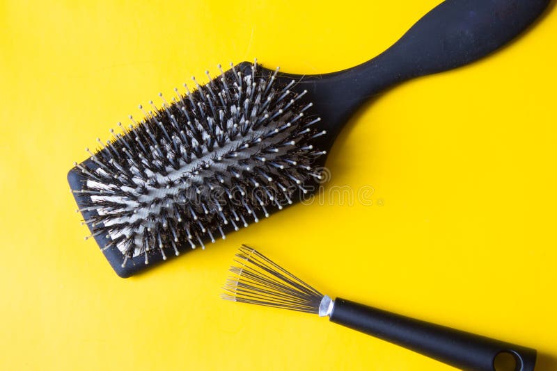 La brosse et l'outil spécial aideront à enlever les embrouillements et la poussière coincés entre les dents ou les poils Fond jau photo libre de droits La brosse et l'outil spécial aideront à enlever les embrouillements et la poussière coincés entre les dents ou les poils Fond jau photo libre de droits