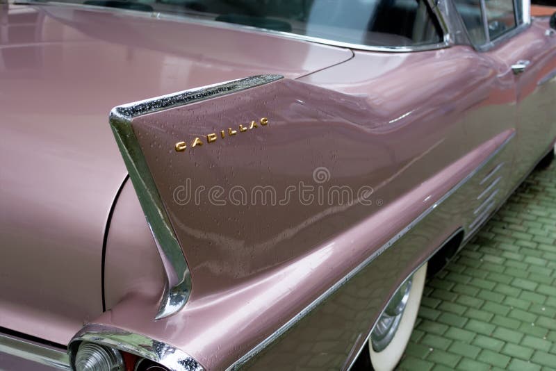 La Bulgarie, Elhovo - 7 octobre 2017 : Insigne rose du coupé 1958 de la série 62 de Cadillac Détail de badge nominatif du petit m