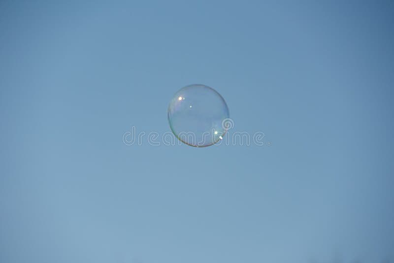 La bulle de savon vole loin dans un ciel sans nuages photos libres de droits La bulle de savon vole loin dans un ciel sans nuages photos libres de droits