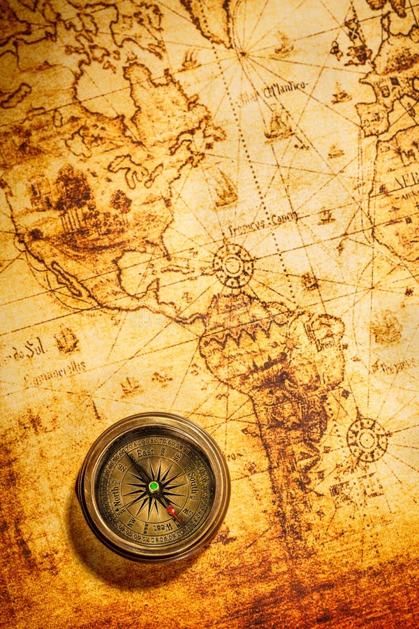 La bussola d'annata si trova su una mappa di mondo antica. fotografia stock libera da diritti La bussola d'annata si trova su una mappa di mondo antica. fotografia stock libera da diritti