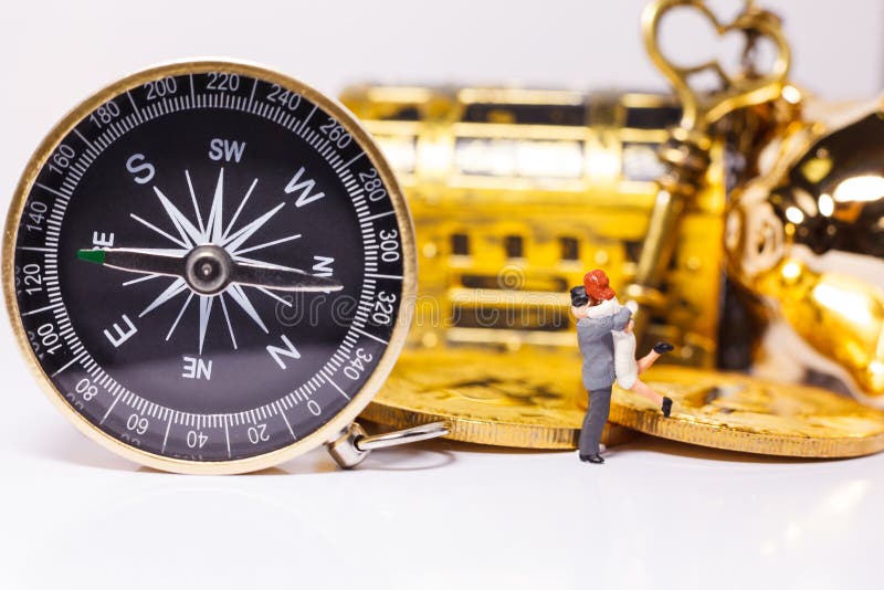 La bussola dorata guida la gente per fare l'investimento aziendale, le azione, commercio di soldi nella giusta direzione a ricche fotografia stock libera da diritti La bussola dorata guida la gente per fare l'investimento aziendale, le azione, commercio di soldi nella giusta direzione a ricche fotografia stock libera da diritti