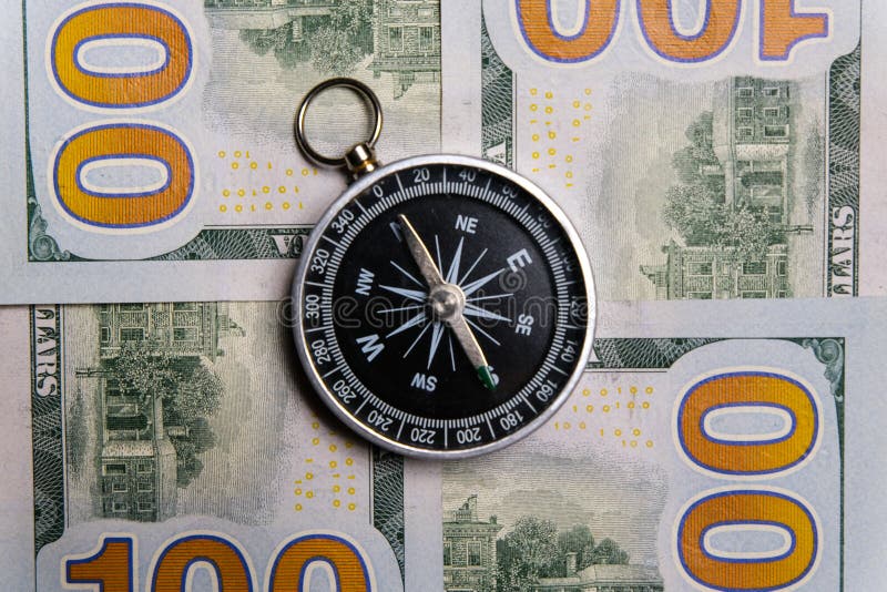 La bussola si trova sulle fatture dei contanti del cento-dollaro Primo piano fotografia stock La bussola si trova sulle fatture dei contanti del cento-dollaro Primo piano fotografia stock
