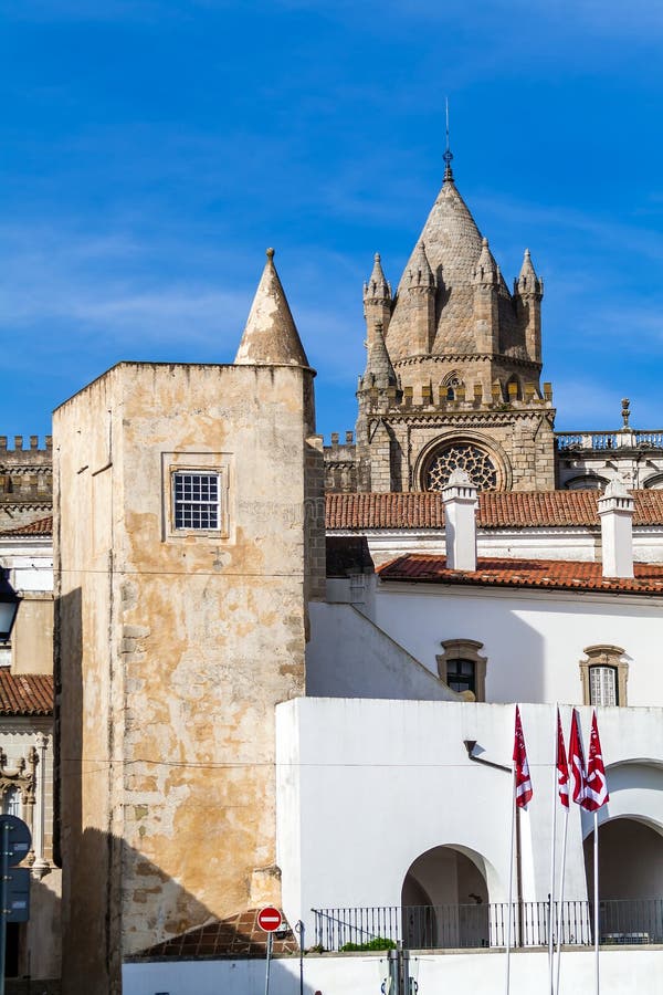 La bóveda de la catedral de Evora vista detrás de una torre medieval fotos de archivo libres de regalías La bóveda de la catedral de Evora vista detrás de una torre medieval fotos de archivo libres de regalías