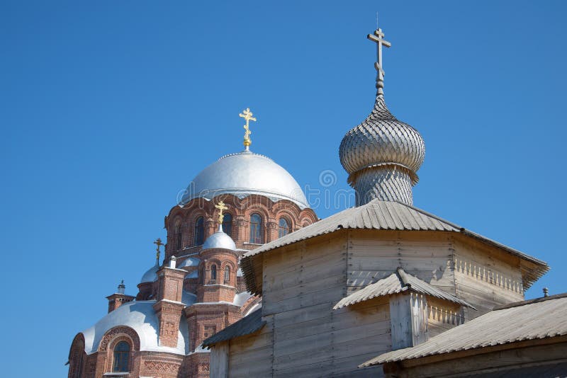 La bóveda de la iglesia de la trinidad y de la catedral del icono de la madre de dios Monasterio de Ioanno-predtechenskiy, Sviyaz imagen de archivo libre de regalías La bóveda de la iglesia de la trinidad y de la catedral del icono de la madre de dios Monasterio de Ioanno-predtechenskiy, Sviyaz imagen de archivo libre de regalías