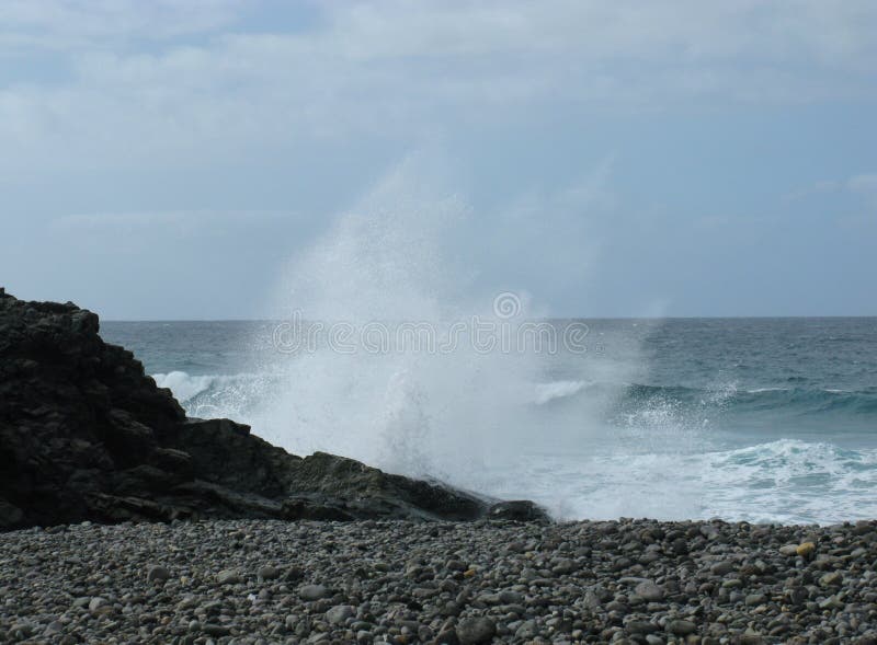La côte avec les cailloux noirs de Fuerteventura photographie stock La côte avec les cailloux noirs de Fuerteventura photographie stock