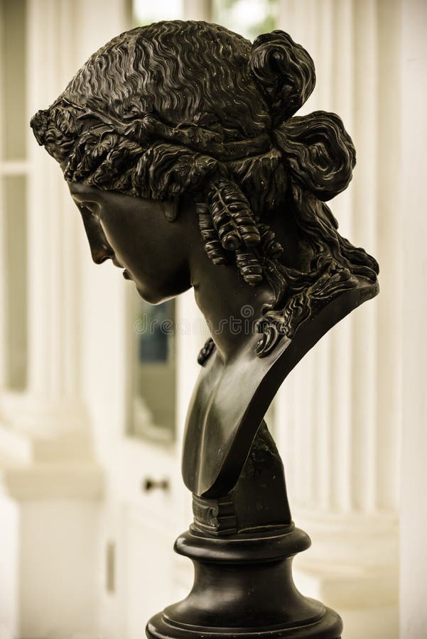 La cabeza de la mujer de bronce antigua Carácter mitológico de Ariadna Escultura antigua hermosa con la cara femenina agradable fotos de archivo La cabeza de la mujer de bronce antigua Carácter mitológico de Ariadna Escultura antigua hermosa con la cara femenina agradable fotos de archivo