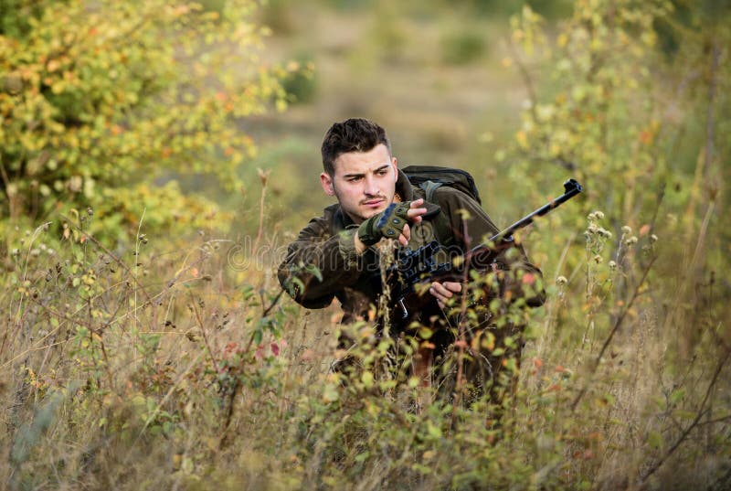 La caccia è hobby maschile brutale Cercando ed intrappolando le stagioni Cacciatore serio barbuto spendere caccia di svago caccia immagini stock La caccia è hobby maschile brutale Cercando ed intrappolando le stagioni Cacciatore serio barbuto spendere caccia di svago caccia immagini stock