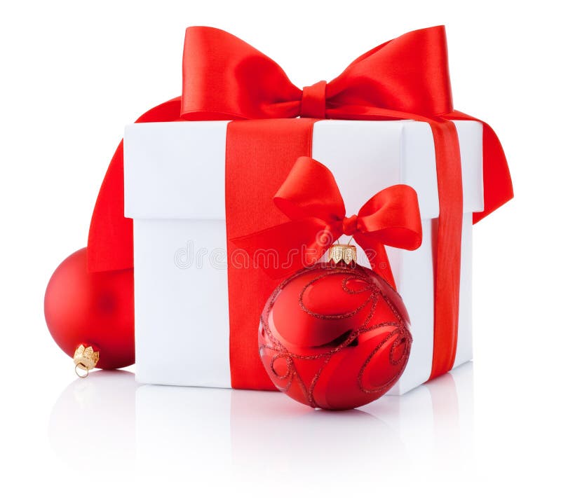 La caja de regalo blanca ató la cinta roja y las bolas de la Navidad aisladas imágenes de archivo libres de regalías La caja de regalo blanca ató la cinta roja y las bolas de la Navidad aisladas imágenes de archivo libres de regalías