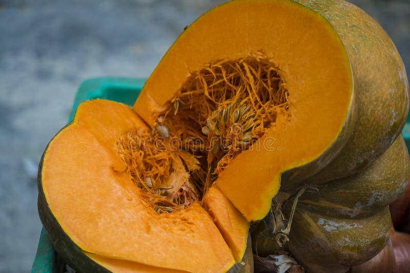 La calabaza anaranjada brillante madura cortó abierto fotografía de archivo libre de regalías La calabaza anaranjada brillante madura cortó abierto fotografía de archivo libre de regalías
