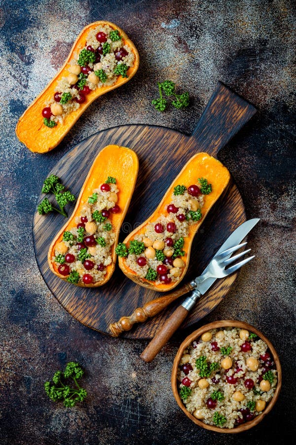 La calabaza moscada rellena con los garbanzos, arándanos, quinoa cocinó en la nuez moscada moscada, clavos, canela Receta de la c fotos de archivo libres de regalías La calabaza moscada rellena con los garbanzos, arándanos, quinoa cocinó en la nuez moscada moscada, clavos, canela Receta de la c fotos de archivo libres de regalías