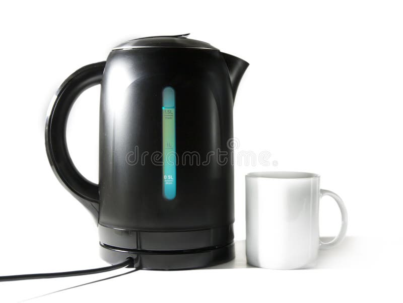 La caldera de té eléctrica y una taza imagen de archivo La caldera de té eléctrica y una taza imagen de archivo