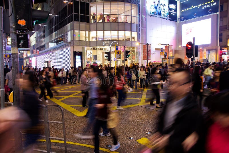 La calle de las compras en la travesía de Hong Kong y de camino en la noche apretó con los peatones imagen de archivo La calle de las compras en la travesía de Hong Kong y de camino en la noche apretó con los peatones imagen de archivo