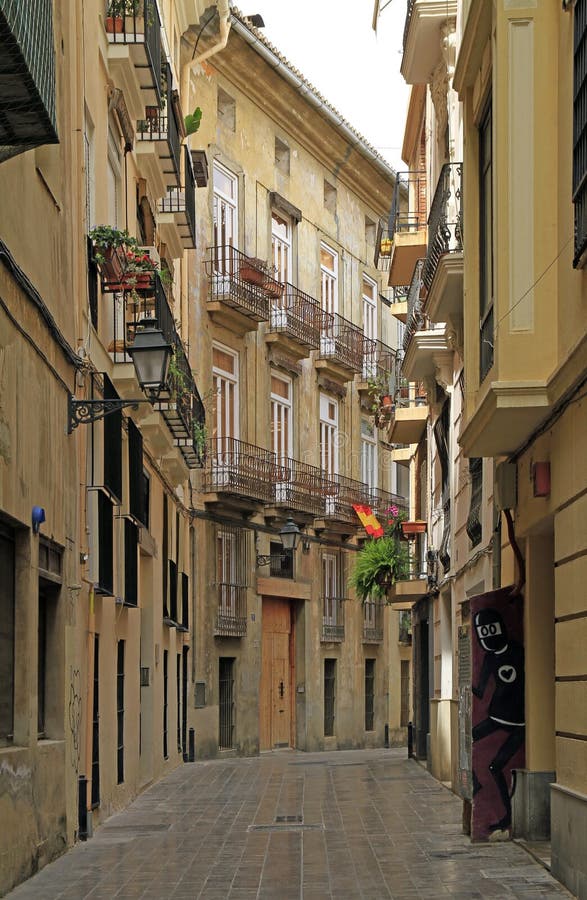 La calle estrecha en la ciudad vieja de Valencia imagen de archivo libre de regalías La calle estrecha en la ciudad vieja de Valencia imagen de archivo libre de regalías