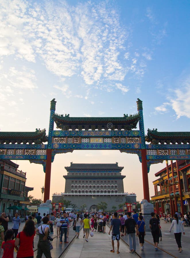 La calle peatonal Qianmen, chino tradicional arquea, gente que camina, cielo azul, Pekín, China foto de archivo libre de regalías La calle peatonal Qianmen, chino tradicional arquea, gente que camina, cielo azul, Pekín, China foto de archivo libre de regalías