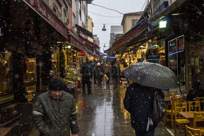 La calle principal del mercado de Kadikoy, en el lado asiático de la ciudad, con los restaurantes alrededor, apretó, durante una fotos de archivo La calle principal del mercado de Kadikoy, en el lado asiático de la ciudad, con los restaurantes alrededor, apretó, durante una fotos de archivo