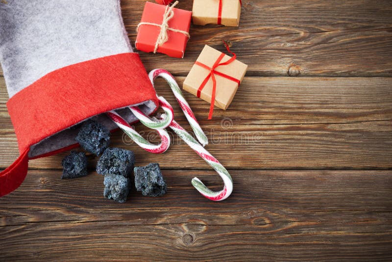Tradizione Dell Epifania In Italia La Calza Befana Con Carbone Dolce E Caramelle Su Fondo Di Legno