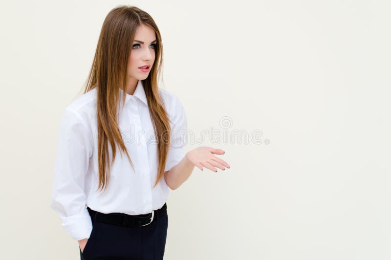 La camicia del giovane di affari uomo d'uso della donna che mostra copyspace immagini stock libere da diritti La camicia del giovane di affari uomo d'uso della donna che mostra copyspace immagini stock libere da diritti
