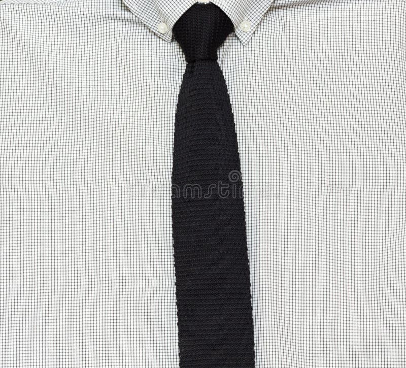 La camicia a quadretti nera alla moda degli uomini e tricottare legame fotografie stock La camicia a quadretti nera alla moda degli uomini e tricottare legame fotografie stock