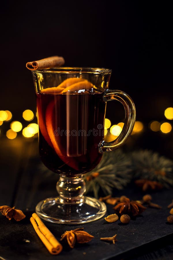 La cannelle se situe en verre, verre de plan rapproché de vin chaud avec l'orange et cannelle photographie stock La cannelle se situe en verre, verre de plan rapproché de vin chaud avec l'orange et cannelle photographie stock
