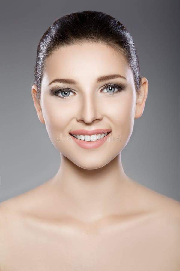 La cara hermosa de la mujer con los ojos azules y limpia la piel fresca Retrato del balneario imagen de archivo La cara hermosa de la mujer con los ojos azules y limpia la piel fresca Retrato del balneario imagen de archivo