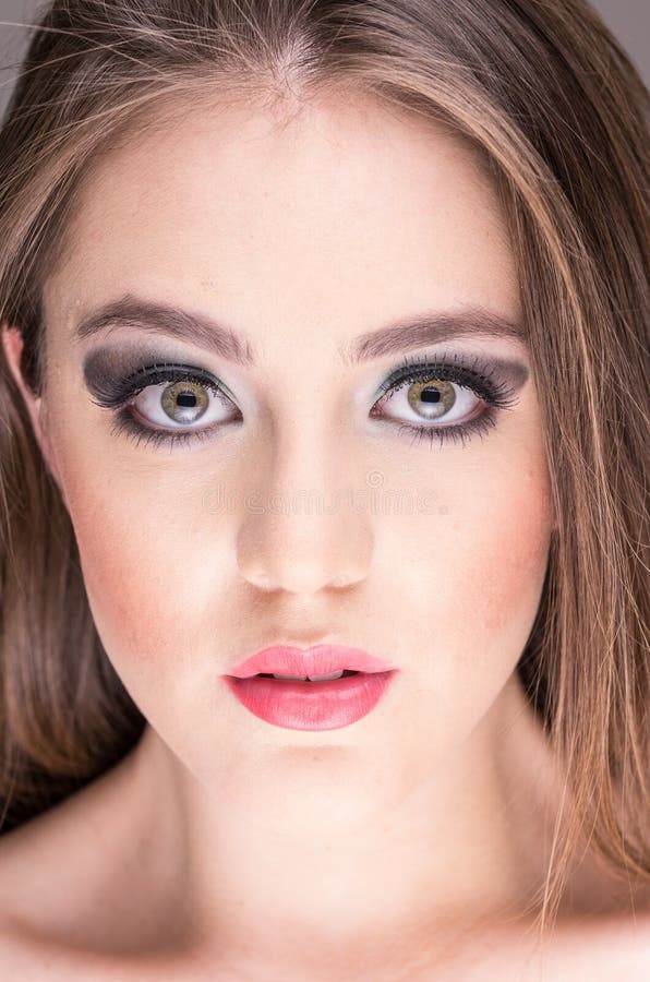 La cara magnífica de la mujer joven con maquillaje imágenes de archivo libres de regalías La cara magnífica de la mujer joven con maquillaje imágenes de archivo libres de regalías