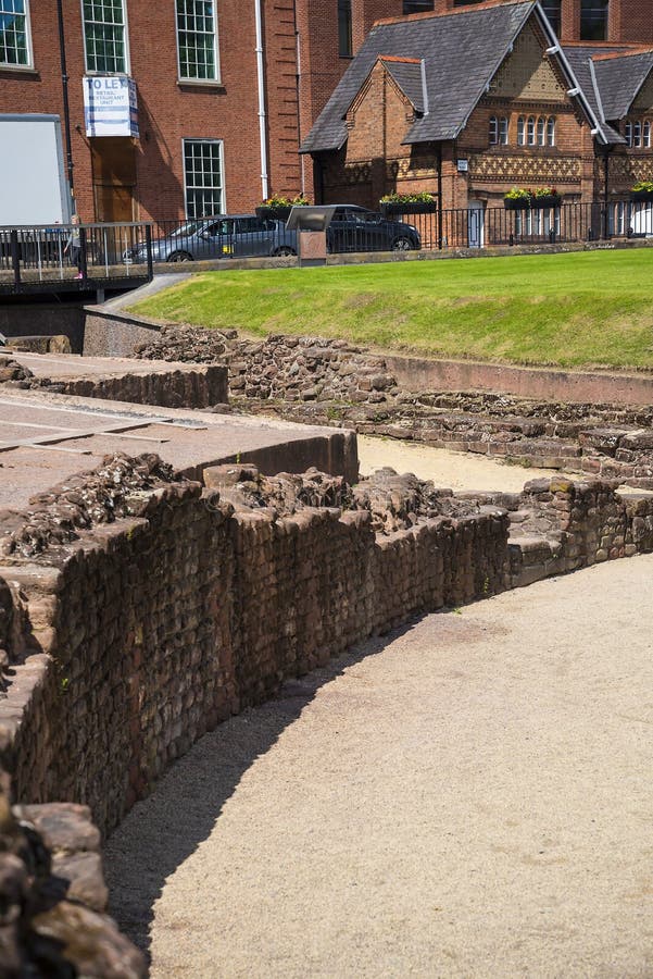 La caractéristique romaine la plus importante est l'amphithéâtre juste en dehors des murs qui subit l'enquête archéologique photo stock La caractéristique romaine la plus importante est l'amphithéâtre juste en dehors des murs qui subit l'enquête archéologique photo stock