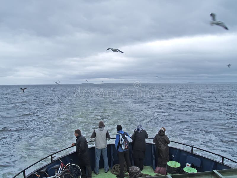 La Carelia, Russia La gente sta a poppa la nave che galleggia attraverso il mar Bianco immagini stock libere da diritti