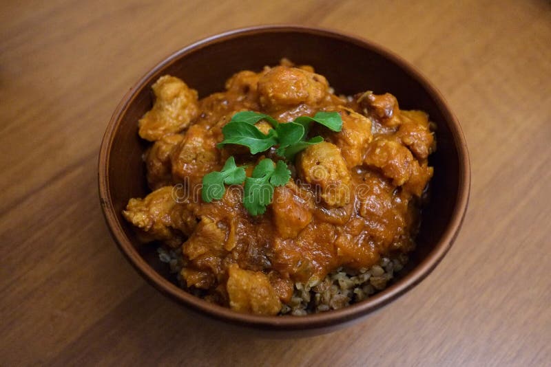 La carne della soia ha stufato in salsa al pomodoro con grano saraceno immagini stock La carne della soia ha stufato in salsa al pomodoro con grano saraceno immagini stock