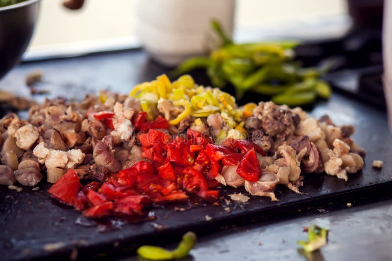 La carne y las verduras de Cutted están listas para cocinar el plato árabe imagen de archivo La carne y las verduras de Cutted están listas para cocinar el plato árabe imagen de archivo