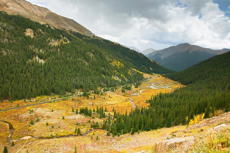 La carretera 82 sigue a lo largo de una corriente mientras que desciende de paso de la independencia cerca de Aspen, Colorado imagen de archivo La carretera 82 sigue a lo largo de una corriente mientras que desciende de paso de la independencia cerca de Aspen, Colorado imagen de archivo