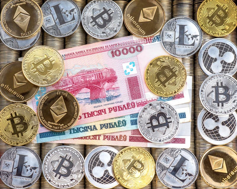 La carta fattura la rublo bielorussa Monete cripto Ethereum ETH, ondulazione XRP, Litecoin LTC, bitcoin BTC dell'oro d'argento Mo immagini stock libere da diritti