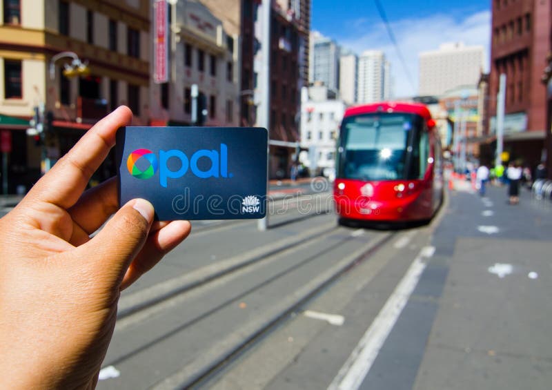 La carta opalina è un sistema ettichettante dello smartcard senza contatto per i servizi di trasporto pubblico nella maggior area immagine stock libera da diritti La carta opalina è un sistema ettichettante dello smartcard senza contatto per i servizi di trasporto pubblico nella maggior area immagine stock libera da diritti