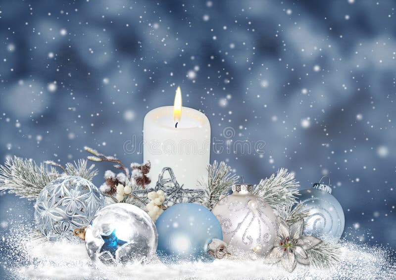 La carte de voeux de Noël avec des bougies, pin s'embranche, des boules sur un fond bleu image stock La carte de voeux de Noël avec des bougies, pin s'embranche, des boules sur un fond bleu image stock