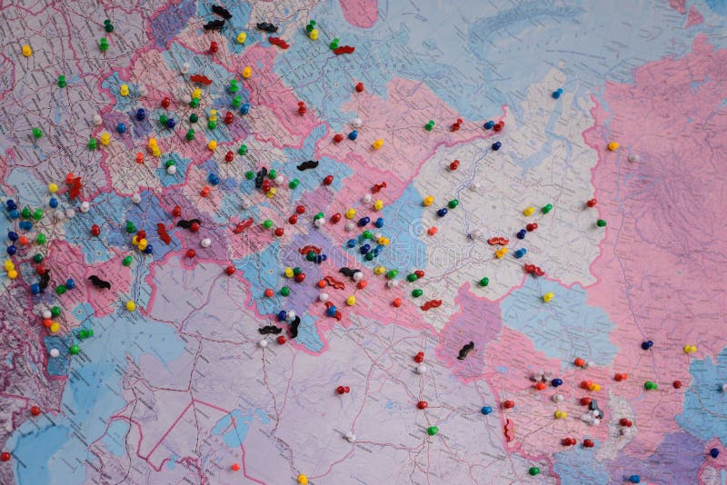 La carte a marqué des destinations avec les clous colorés marqués