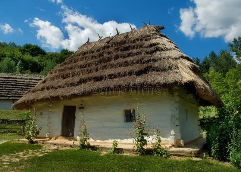 La casa con una azotea de la paja imágenes de archivo libres de regalías La casa con una azotea de la paja imágenes de archivo libres de regalías
