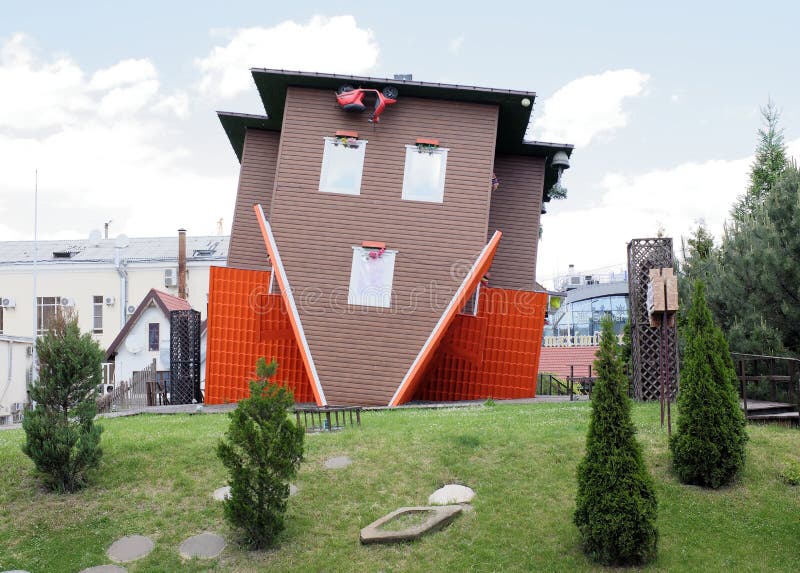 La casa, dada vuelta al revés por la fundación en las compras imagenes de archivo La casa, dada vuelta al revés por la fundación en las compras imagenes de archivo
