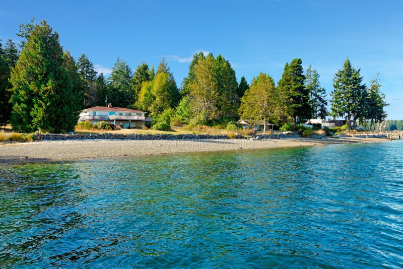 La casa de la costa en el noroeste con agua y la caída varan foto de archivo libre de regalías La casa de la costa en el noroeste con agua y la caída varan foto de archivo libre de regalías